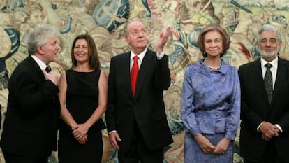 Los reyes, escoltados por el cineasta Pedro Almodóvar, la bailaora Sara Baras, y el tenor Plácido Domingo.