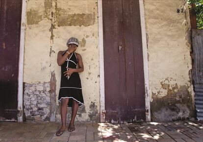 Esta joven de 17 años, que vive en un pueblo en zona rural de Haití, está embarazada por segunda vez: un familiar de su marido la ha violado en repetidas ocasiones. Pero la familia no la cree. El año pasado, interrumpió su primer embarazo con misoprostol comprado en la calle; sus opciones ahora vuelven a ser igual de malas. Para MSF, "la interrupción segura del embarazo es una necesidad médica", y una parte esencial de la salud reproductiva: proporcionar a la mujer una atención integral consigue reducir la mortalidad y previene los abortos no seguros. Sin embargo, hay pocos proyectos de MSF que puedan practicarlos: en muchos lugares lo impiden las restricciones legales y la percepción de la comunidad, que pueden poner en peligro a las pacientes y al personal sanitario.