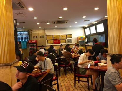 Interior de un restaurante de dumpling en Shanghài