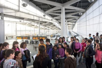 Un grupo de escolares atendía ayer la explicación de una de las guías sobre la estación del AVE.