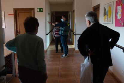 Interior de la residencia donde se han denunciado irregularidades en el voto, esta mañana.