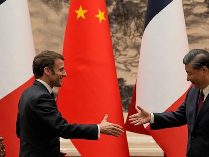 El presidente de China, Xi Jinping, (derecha), saluda a su homólogo francés, Emmanuel Macron, este jueves en Pekín.