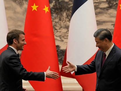 El presidente de China, Xi Jinping, (derecha), saluda a su homólogo francés, Emmanuel Macron, este jueves en Pekín.