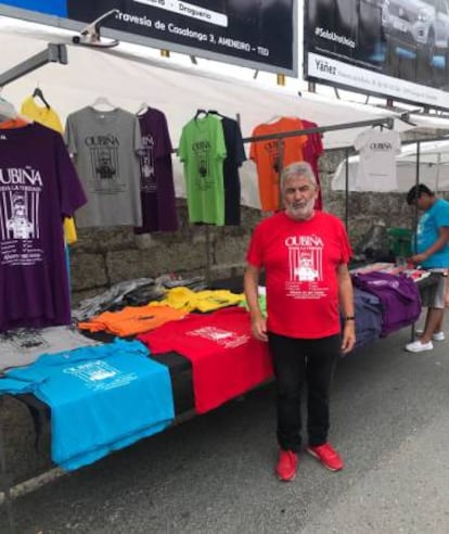 Laureano Oubiña en su puesto de venta de camisetas.