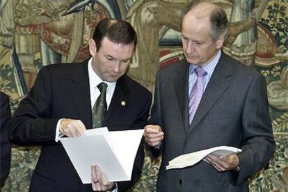 Juan José Ibarretxe, a la izquierda, durante la entrega a Juan María Atutxa de la propuesta de nuevo Estatuto.