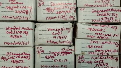 En las estanterías de los puntos de distribución oficiales se almacenan cientos de paquetes de medicamentos. Durante los meses que dura el tratamiento, los enfermos tienen que tomar más de 10.000 pastillas.