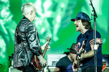 El bajista de los de Seattle, Jeff Ament, alentado por Eddie Vedder, anoche en Mad Cool.