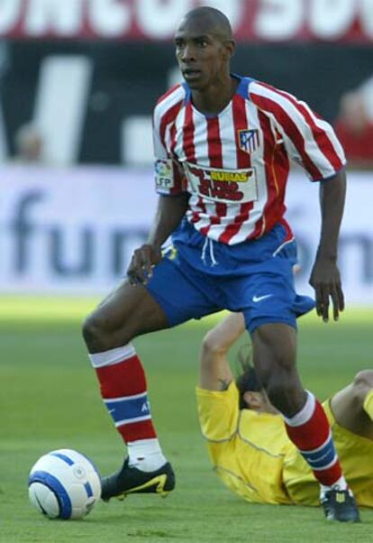 Perea controla el balón durante un choque de esta temporada.