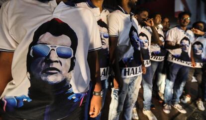 Seguidores del actor y director indio Rajinikanth llevan camisetas promocionales para celebrar el estreno de su última película "2.0", en Bombay (India).