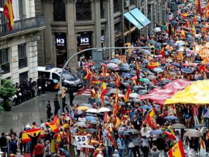 Caceroladas contra Puigdemont y manifestaciones contra el referéndum dan voz a una mayoría que rechaza el ‘procés’