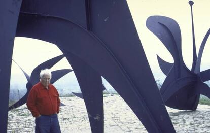 <strong> De que tesouro falamos.</strong>A Autoridade portuária de Nova York encomendou em 1969 uma grande escultura ao norte-americano Alexander Calder, conhecido sobretudo por seus móbiles de peças metálicas. As três placas de aço inoxidável pintadas de vermelho e unidas em uma forma que lembrava uma hélice foram colocadas na praça diante do World Trade Center, ainda em construção quando feito o pedido. A obra media quase oito metros de altura.</p> <strong> Como desapareceu e por que ninguém o encontrou.</strong>Durante os ataques terroristas de 11 de Setembro não só morreram quase 3.000 pessoas, mas entre as perdas materiais houve também a de uma centena de obras de arte. Esta é a mais conhecida, e a mais valiosa, mas havia também um tapete de Miró, por exemplo. </p> <strong> Qual é seu valor.</strong>O total foi estimado em cerca de 100 milhões de dólares (341 milhões de reais), mas suspeitamos que poderia alcançar bem mais.</p> Na foto, Alexander Calder ao lado de uma de suas esculturas.