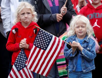 Los niños sostienen banderas de Estados Unidos durante la 17 ° celebración anual del 11 de septiembre en el Monumento Nacional Flight 93 cerca de Shanksville, Pensilvania.