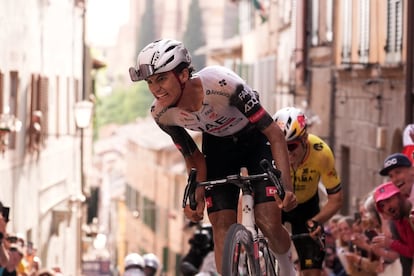 Del Toro, por delante de Van Aert en la subida de la calle de Santa Catalina de Siena.