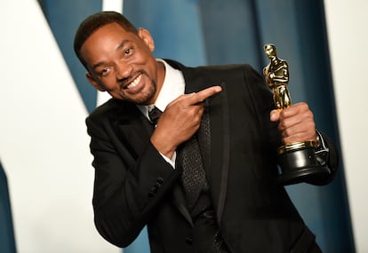 Will Smith sujeta su estatuilla al llegar a la fiesta de 'Vanity Fair' tras la ceremonia de los Oscar.