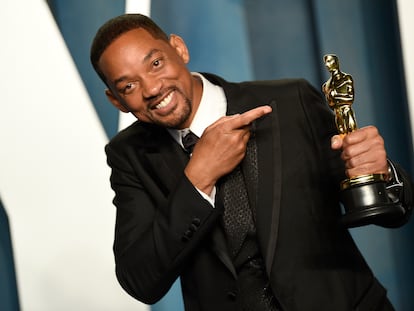 Will Smith sujeta su estatuilla al llegar a la fiesta de 'Vanity Fair' tras la ceremonia de los Oscar.