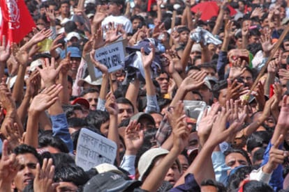 Miles de personas se manifiestan en el centro de Katmandú para celebrar el anuncio de tregua de los rebeldes maoístas.