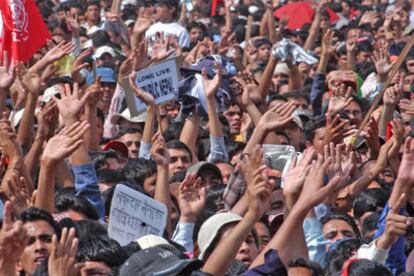 Miles de personas se manifiestan en el centro de Katmandú para celebrar el anuncio de tregua de los rebeldes maoístas.