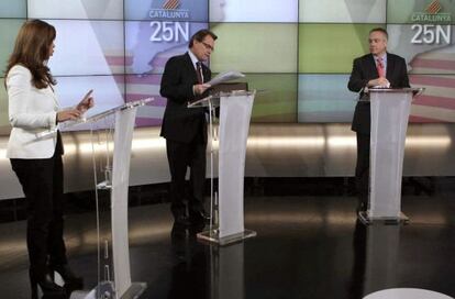 Los candidatos a la presidencia de la Generalitat Artur Mas, de CiU (c), Pere Navarro, del PSC y Alicia Sánchez-Camacho (PPC), durante el debate a tres.