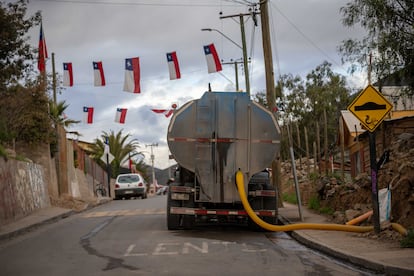 Un camión aljibes abastece de agua a una casa en un barrio de Petorca.