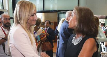 Cristina Cifuentes (a la izquierda) con Ana Botella, el pasado d&iacute;a 4 en la Asamblea de Madrid.