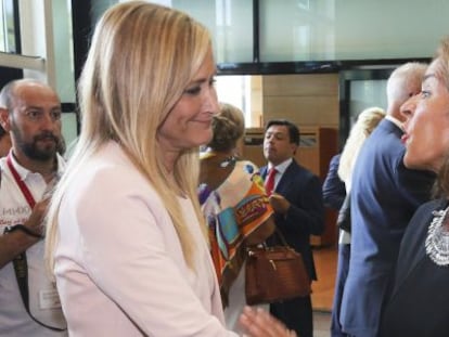 Cristina Cifuentes (a la izquierda) con Ana Botella, el pasado d&iacute;a 4 en la Asamblea de Madrid.