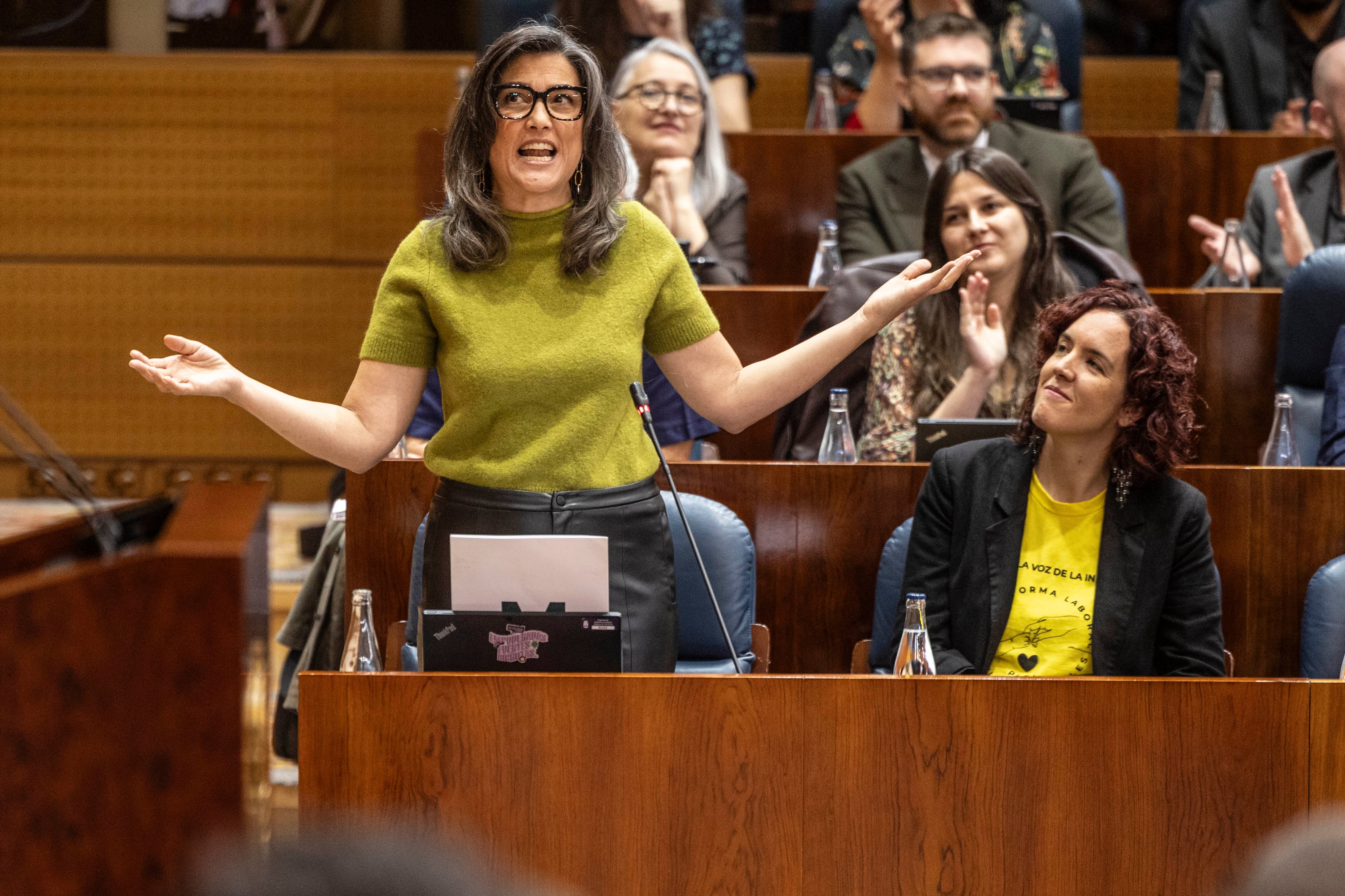 La portavoz de Más Madrid en la Asamblea de Madrid, Manuela Bergerot (a la izquierda), este jueves durante el pleno.
