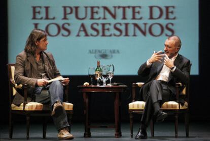 Pérez-Reverte (derecha), junto al periodista Jacinto Antón.