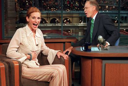 La actriz Julia Roberts, junto al presentador Robert Letterman, en un momento del programa de televisión &#39;The Late Show with David Letterman