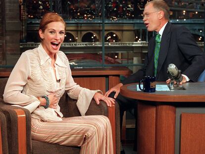 La actriz Julia Roberts, junto al presentador Robert Letterman, en un momento del programa de televisión 'The Late Show with David Letterman