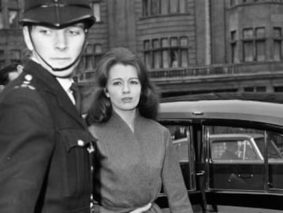 Christine Keeler, involucrada en el escándalo sexual conocido como Profumo Affair, llega a declarar en octubre de 1963.