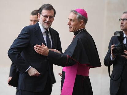 "Cada organismo que pierde el sentido de su camino, que pierde este mirar hacia delante, sufre primero una involución y al final corre el riesgo de morir", dijo el pontífice en un discurso pronunciado ante los 27 mandatarios y presidentes de las principales instituciones europeas. En la imagen, el arzobispo Georg Ganswein (d) recibe al presidente de España, Mariano Rajoy (i), a su llegada a una reunión con el Papa.