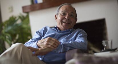El escritor Aguilar Camín en su casa de Ciudad de México, este junio.