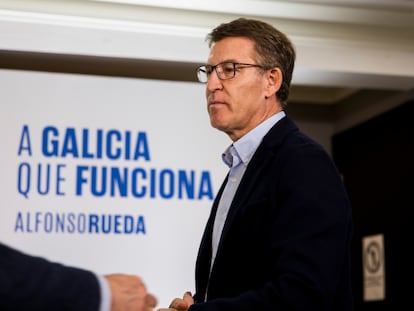 El presidente del partido popular, Alberto Nuñez Feijóo, visita y participa en un pequeño acto en Monforte de Lemos, en Galicia, este viernes.