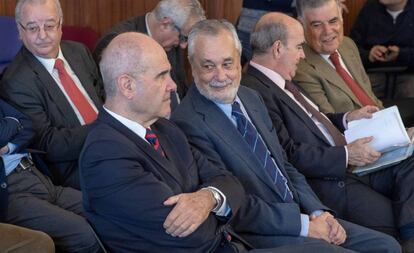 Los expresidentes Manuel Chaves y José Antonio Griñán, durante el juicio en la Audiencia de Sevilla en 2018.