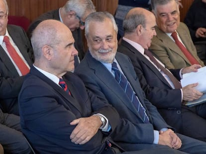 Los expresidentes Manuel Chaves y José Antonio Griñán, durante el juicio en la Audiencia de Sevilla en 2018.