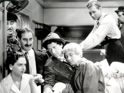 La famosa escena del camarote de los hermanos Marx de la película 'Una noche en la Ópera'.