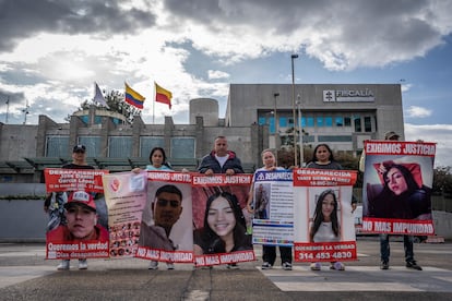 Familiares de las víctimas de Cartago hacen un plantón frente a la Fiscalía, en Bogotá, el 29 de agosto de 2024.