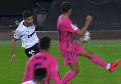 Un centro de Gayà da en el codo de Lucas Vázquez en Mestalla el pasado noviembre en un partido de Liga.