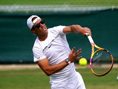 Nadal ejecuta un servicio durante el entrenamiento de este sábado en Wimbledon.