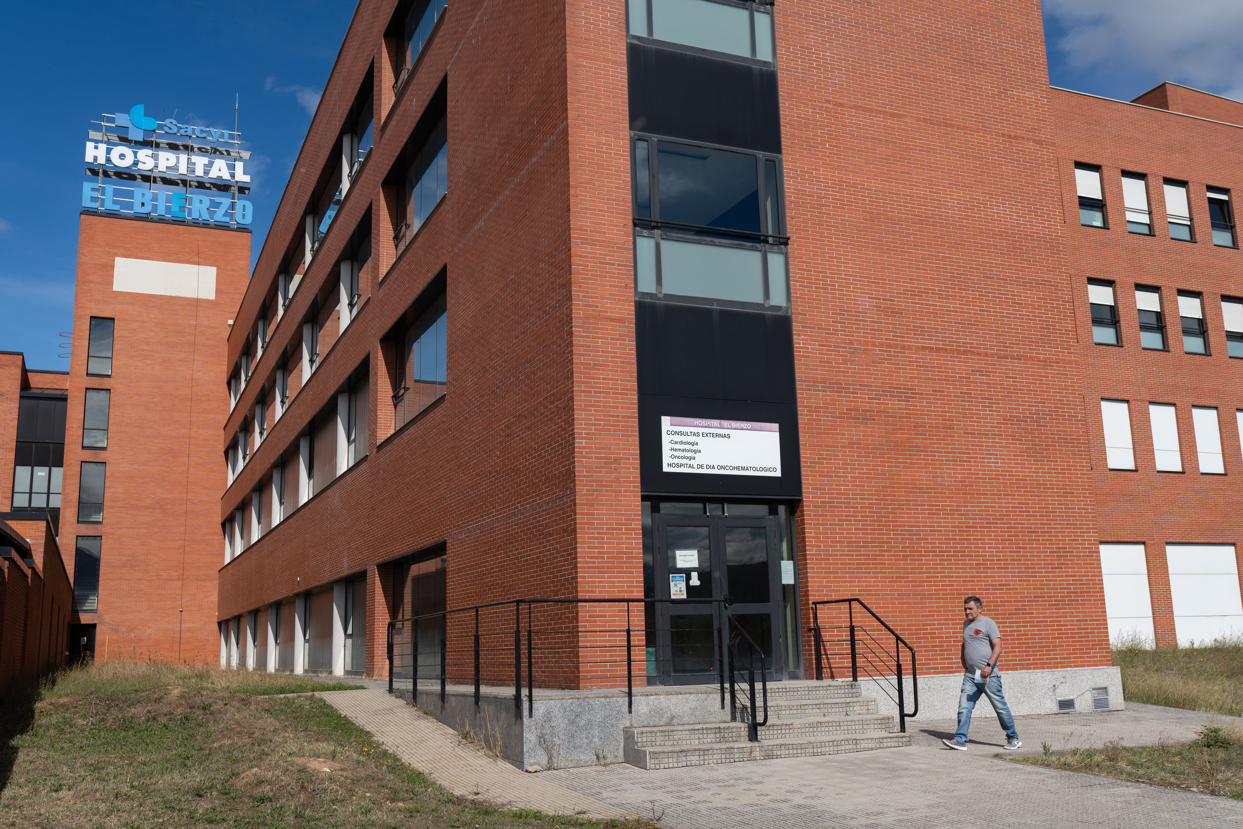 Entrada a la zona de oncología del Hospital El Bierzo.