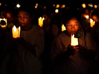 Budistas llevan velas durante el día de Vesak en la provincia de Chon Buri (Tailandia).