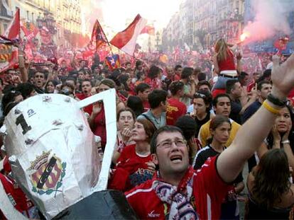 Miles de aficionados celebran en Tarragona el ascenso del Gimnàstic.