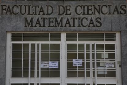 La facultad de matemáticas de la Complutense de Madrid cerrada por la pandemia.