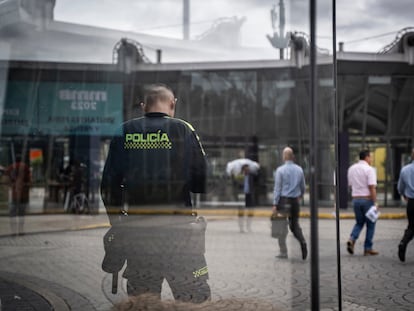 Policias hacen presencia en Corferias, lugar donde se hacen eventos locales, nacionales e internacionales, el 27 de julio del 2023, en Bogotá.