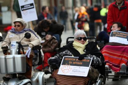 Protesta en Valencia para exigir la aplicación de la Ley de Dependencia.