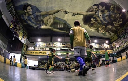 Niños juegan al fútbol en el club Sportivo Pereyra de Barracas, un equipo juvenil de Buenos Aires, el 24 de abril