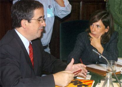 El comisionado de ERC, Joan Puig, charla con Uxue Barkos, de Nafarroa Bai.