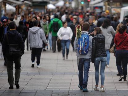 Una parella camina per la Rambla durant el dia de Sant Jordi.