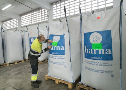 Un trabajador de Barna en la planta de la empresa en Mundaka. 