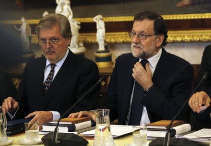 Mariano Rajoy e &Iacute;&ntilde;igo M&eacute;ndez de Vigo (izquierda) durante la reuni&oacute;n del Patronato del Instituto Cervantes, el 11 de octubre.